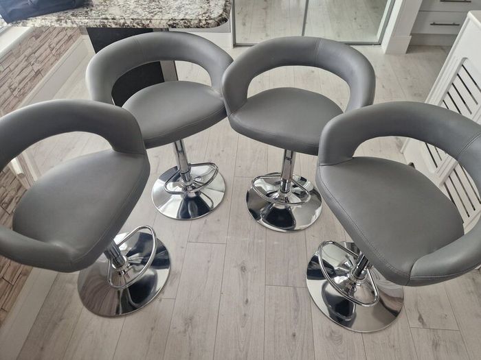 4 bar stools