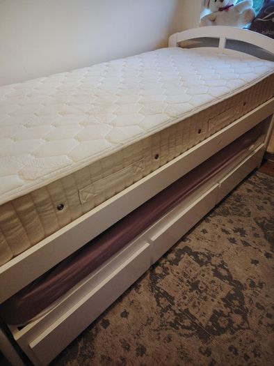 Single bed with trundle bed