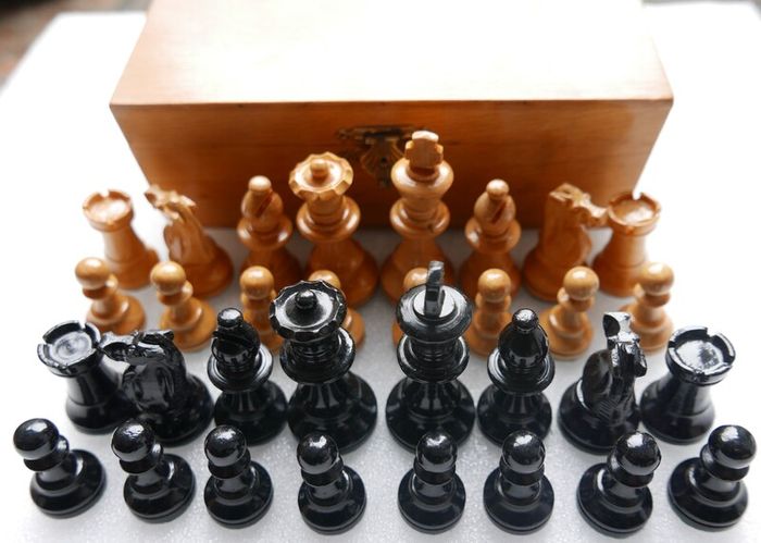Antique  Chess Set 1930s-40s European Hand Carved Boxwood Complete 32 Pieces