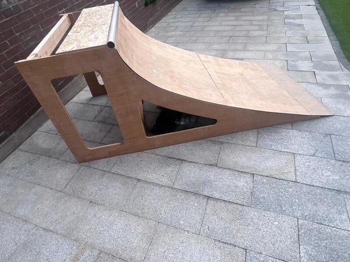 Skateboard Quarter Pipe