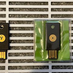 2 YubiKeys USB A