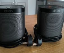 2 x Sonos Play 1 Wireless Speaker Black Wifi Pair play Great Condition Play 1 + 2 x Sanus WSS22 Speaker Stands