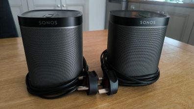 2 x Sonos Play 1 Wireless Speaker Black Wifi Pair play Great Condition Play 1 + 2 x Sanus WSS22 Speaker Stands