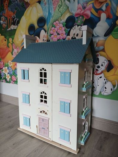 Doll house, furniture and dolls
