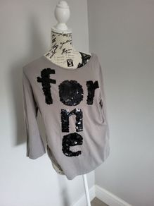 grey tee