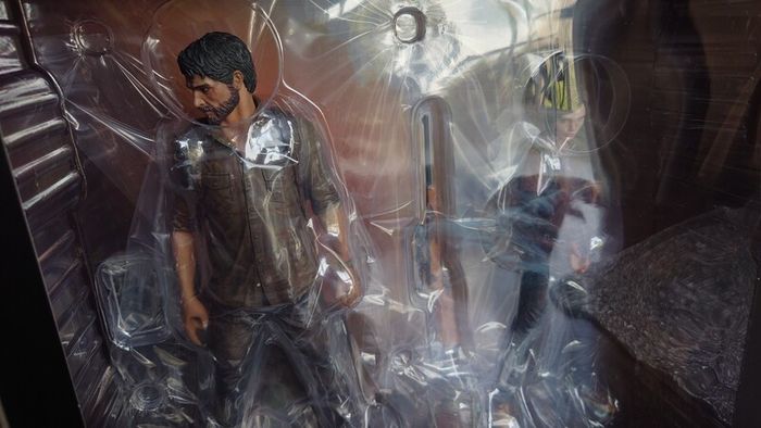The Last of Us 1/9 Joel And Ellie Statue