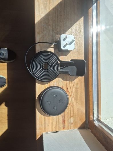 alexa echo dot - 3rd gen with holdee