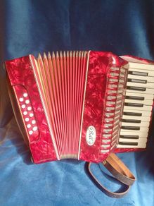 Bell 12 bass piano accordion