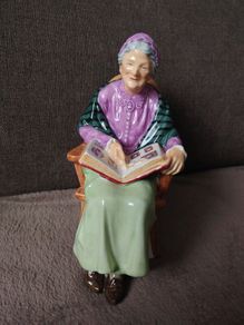 Royal Doulton Figure The Family Album Hn 2321