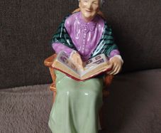 Royal Doulton Figure The Family Album Hn 2321