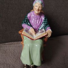 Royal Doulton Figure The Family Album Hn 2321