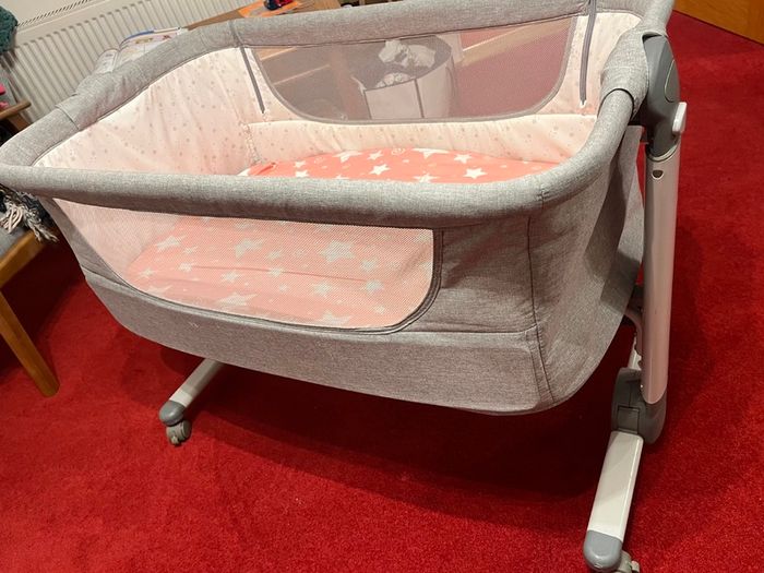 Height adjustable co-sleeper bassinet