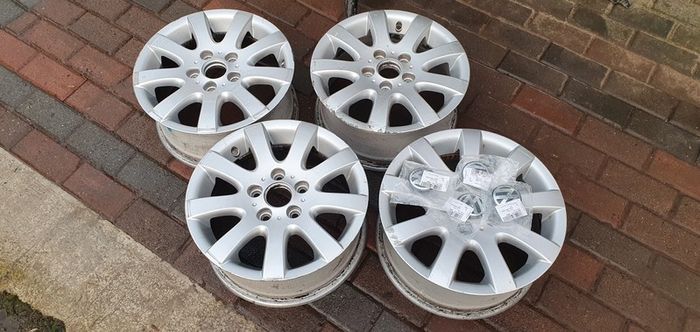 Genuine VW 15 inch alloys with new centre caps