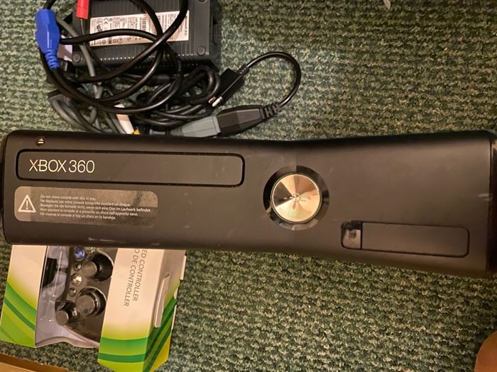 Xbox 360s 120gb with Controller, Charger, AV