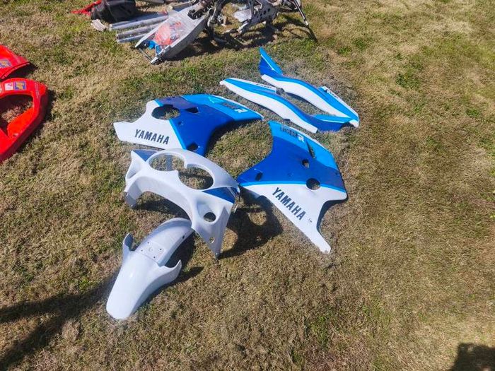 Yamaha fzr250 3ln fairings