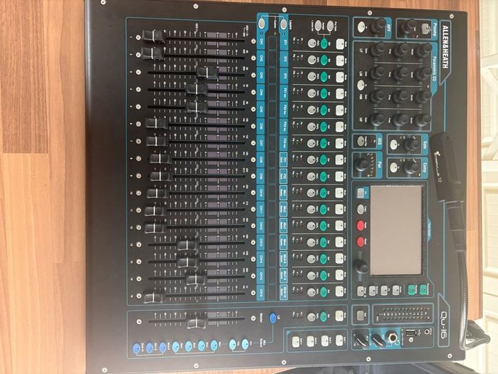 Allen & Heath QU-16 with case