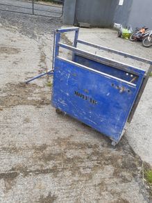 Calf dehorning crate