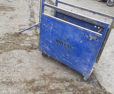 Calf dehorning crate