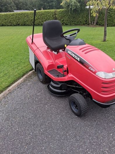 Honda HF 2315 V-Twin Hydrostatic Ride on Lawnmower