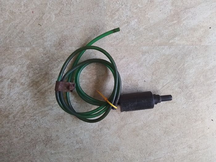 B/L Used Windscreen Washer Unit.