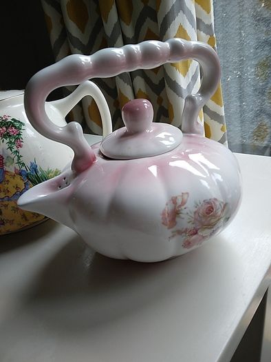 2 teapots