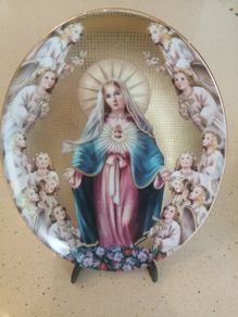 This is a limited edition Fine porcelain Plate by The Franklin Mint. Mary Queen of Angels.   9ins width and 7ins length approx
