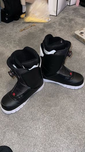 DC snowboarding boots