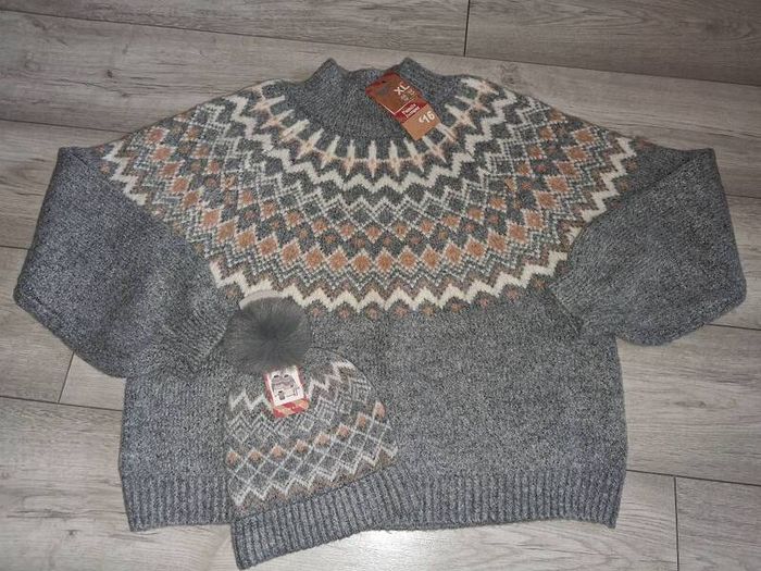 x2 Bundle - Brand New Primark Family Jumper - Size - XL - RRP - 16.00 & Brand New Tossle Hat - One Size - RRP - 5.00 = 21.00