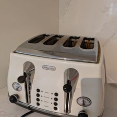 4-slice Toaster - DeLonghi