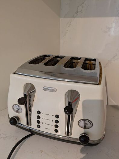 4-slice Toaster - DeLonghi
