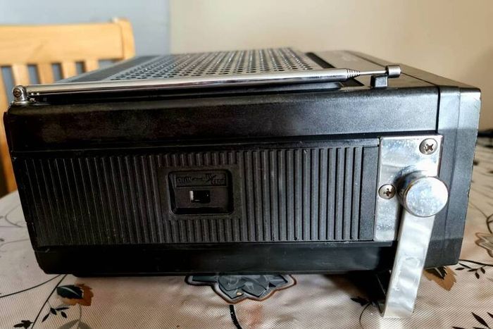 From 1978 CROWN 5TV-525R TV AND RADIO, Made in Japan, full working.