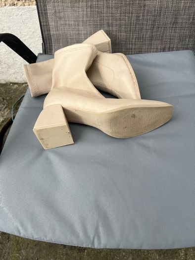 Ladies boots size 6 like new