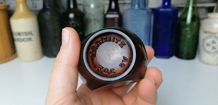 70 - Vintage 4oz Marmite Dark Brown Glass Jar