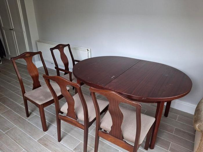 Extendable dining table and chairs