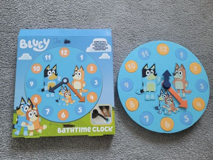 Bluey book bundle + FREE Bluey bathtime clock