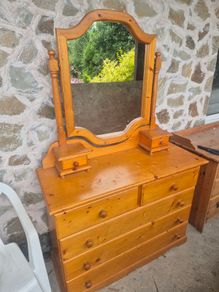 chest of drawers