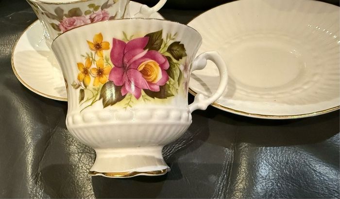 Vintage Ireland Royal Tara bone china set of 2 sauser and cups