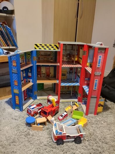 Everyday Heroes Wooden Police/Fire station play set kidkraft