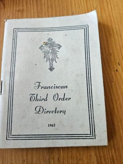 THE IDEAL MISSAL 1936 PLUS 4 BOOKLETS 1940-60s. Missal in poor condition BOOKLETS in good condition.  See photos for same.