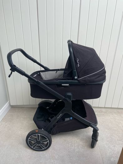 Nuna Demi Grow bassinet and pushchair