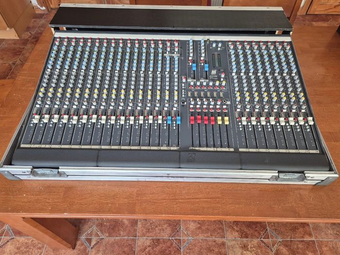 Allen & Heath GL2200 24-Channel Mixer in Flight Case