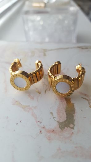 Earrings and ring set.
