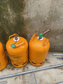 2 empty gas bottle 11.34 calor Butane
