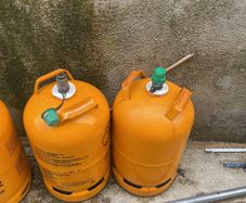 2 empty gas bottle 11.34 calor Butane
