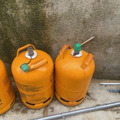 2 empty gas bottle 11.34 calor Butane