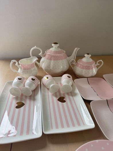 Royal Victoria Vintage Tea Set for breakfast/tea time