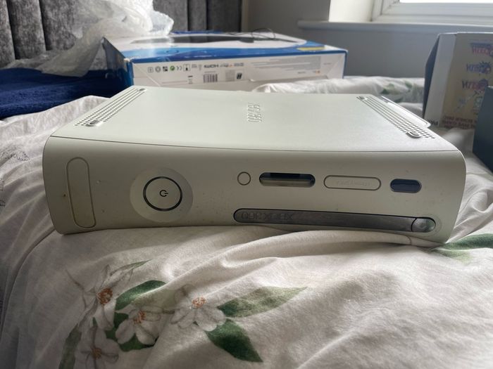 Xbox 360 White 60GB bundle - Working Console, Wi-Fi Adapter; 8 Games which includes Red Dead Redemption (No Controllers)