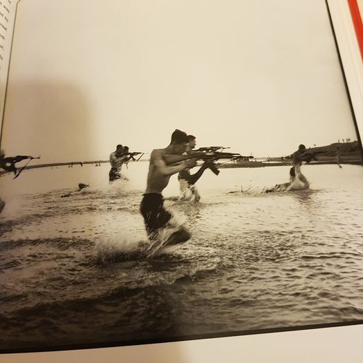 Red-color News Soldier. A Secret Archive Hidden  For 40 Years  Of The Cultural Revolution  In China In Pictorial Volum