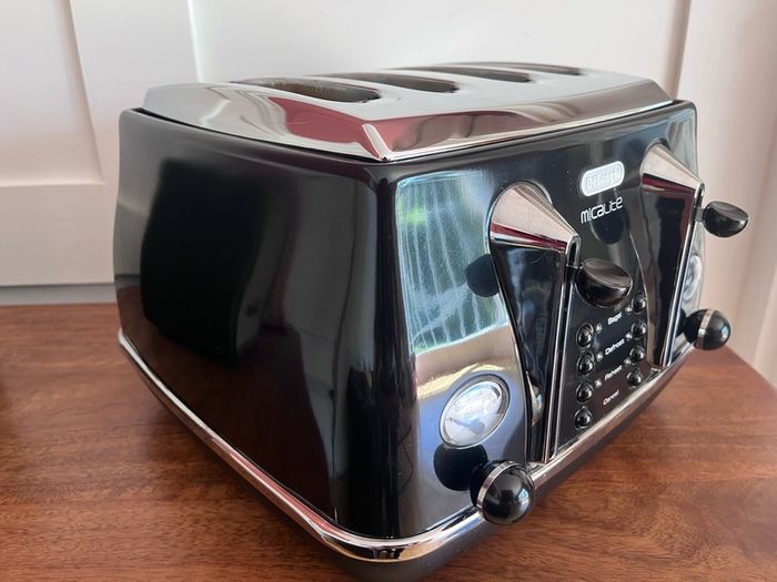 DeLonghi Micalite 4-Slice Toaster - Black