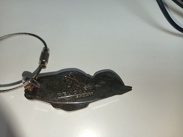 Rare Peugeot 908 Sport Racing Car silver plated keyring keychain approx 6cms